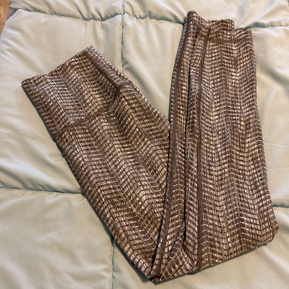 lululemon athletica Pants - Lululemon Wunder Under HRTight 25”- Gray  and White Arrow Jacquard